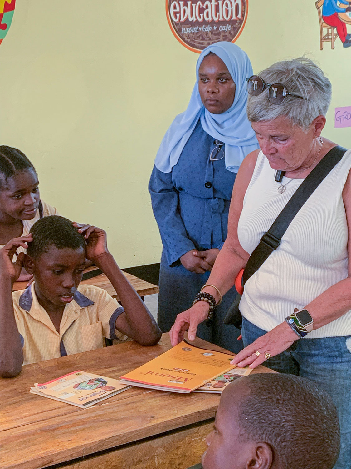 Die Langenburgerin informiert sich in einer Schule über die Lernmaterialien. Foto: privat